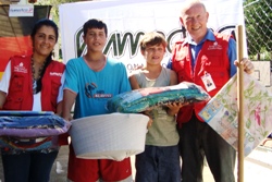 Der kleine Philippe (2. von rechts) hilft Volker wann immer er kann, obwohl er nach dem Verlust vieler Angehöriger selbst auf Hilfe angewiesen ist. Foto: humedica
